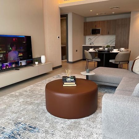 Hotel Charthouse Bahrain à Manama Extérieur photo A living room in a typical apartment