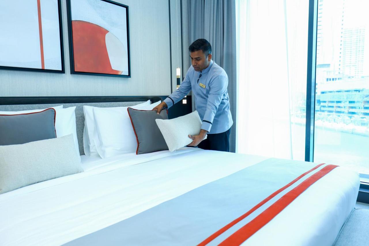 Hotel Charthouse Bahrain à Manama Extérieur photo A hotel housekeeper making a bed