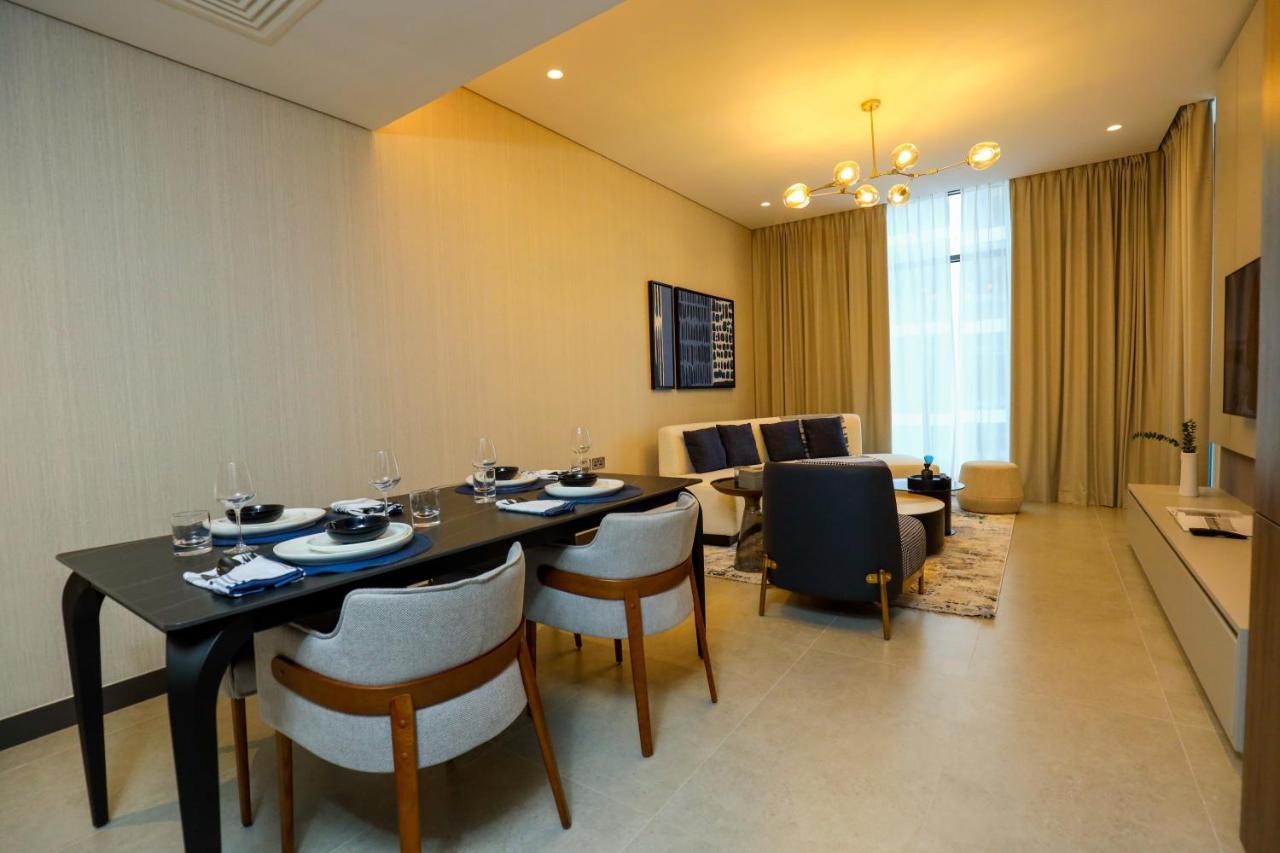Hotel Charthouse Bahrain à Manama Extérieur photo A living room in a typical apartment
