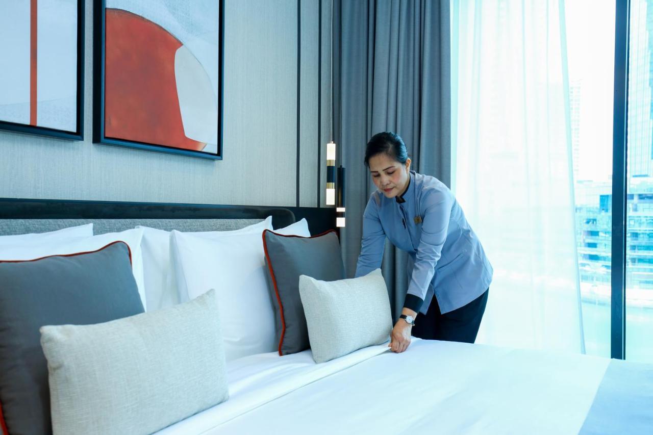 Hotel Charthouse Bahrain à Manama Extérieur photo A chambermaid making a bed