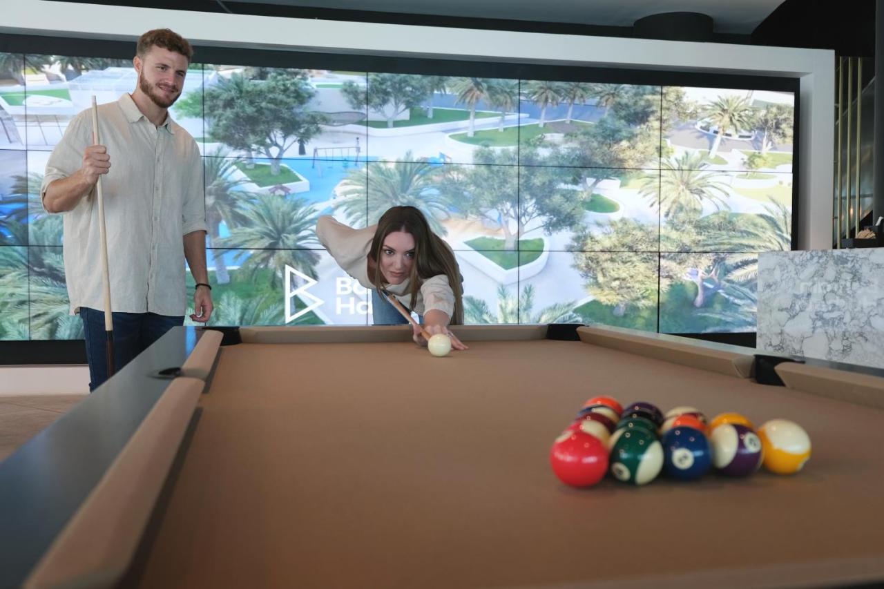 Hotel Charthouse Bahrain à Manama Extérieur photo A pool table