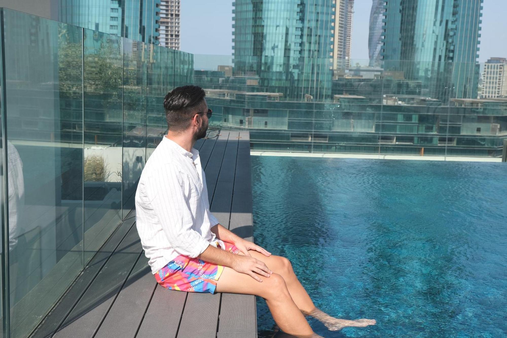 Hotel Charthouse Bahrain à Manama Extérieur photo A man sitting on the edge of a pool