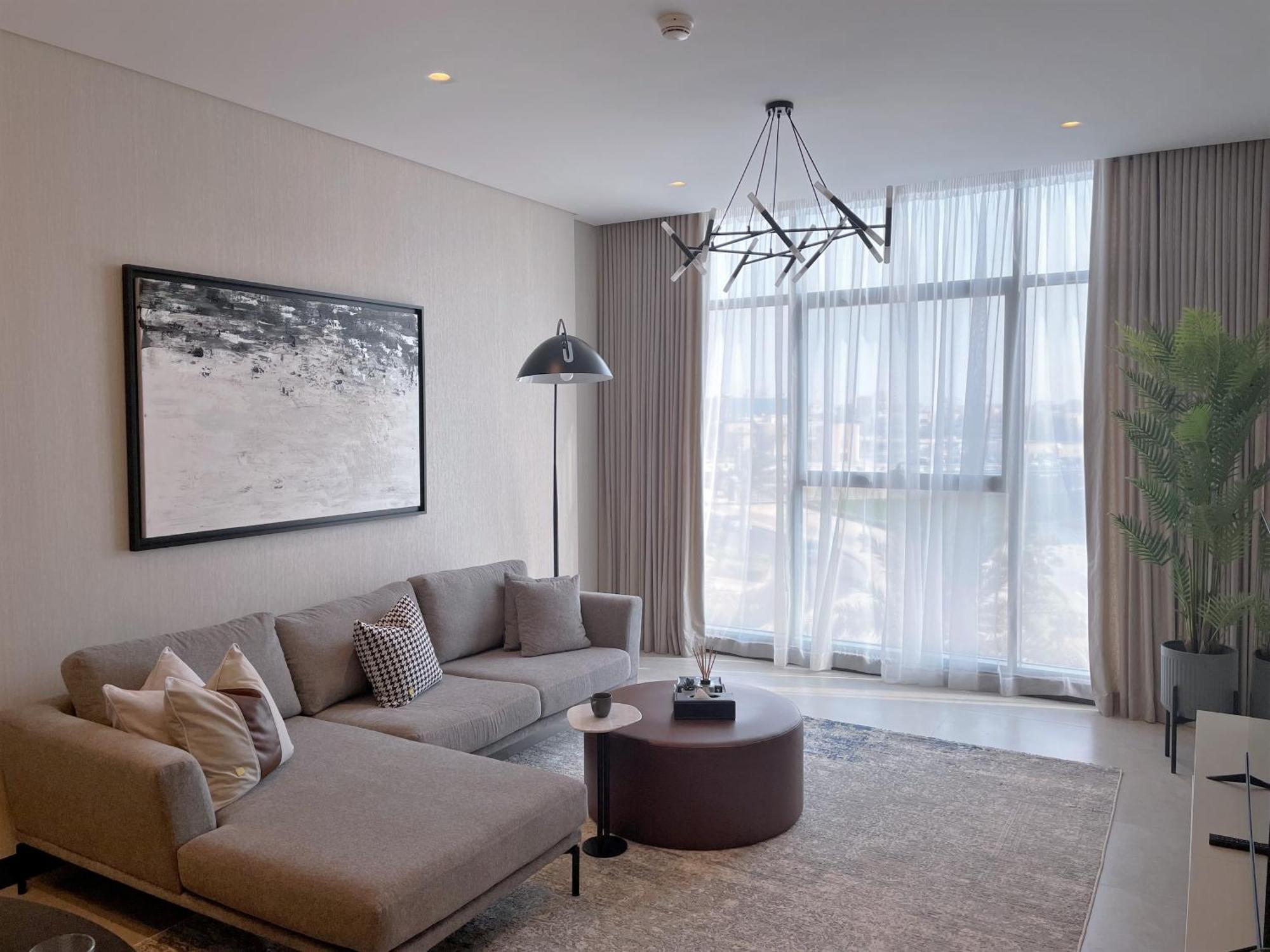 Hotel Charthouse Bahrain à Manama Extérieur photo A living room in a typical apartment