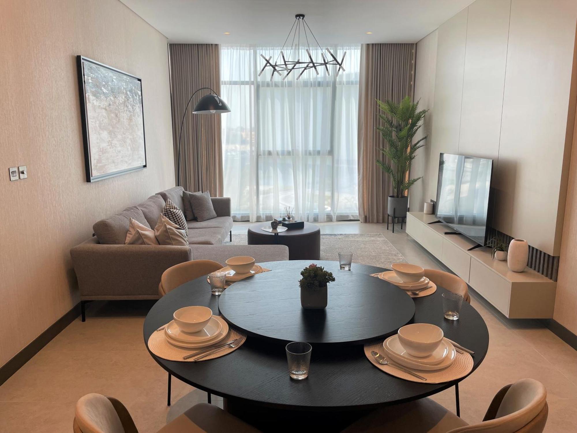 Hotel Charthouse Bahrain à Manama Extérieur photo A living room in a typical apartment