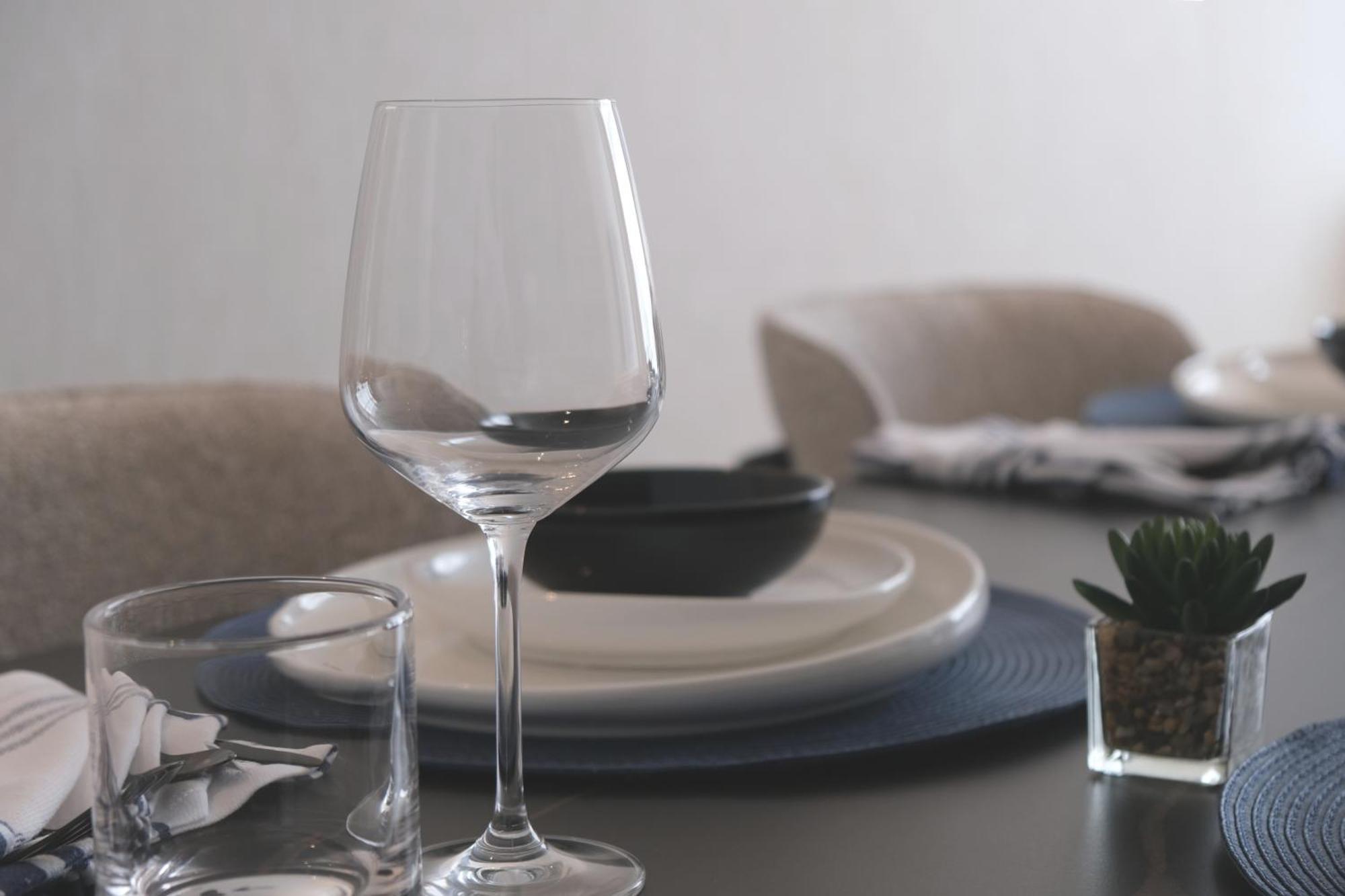 Hotel Charthouse Bahrain à Manama Extérieur photo A wine glass