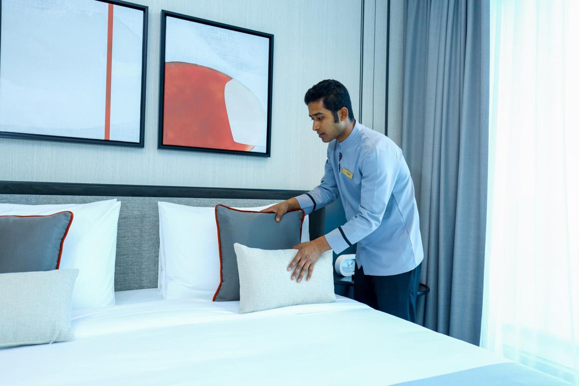 Hotel Charthouse Bahrain à Manama Extérieur photo A hotel housekeeper making a bed
